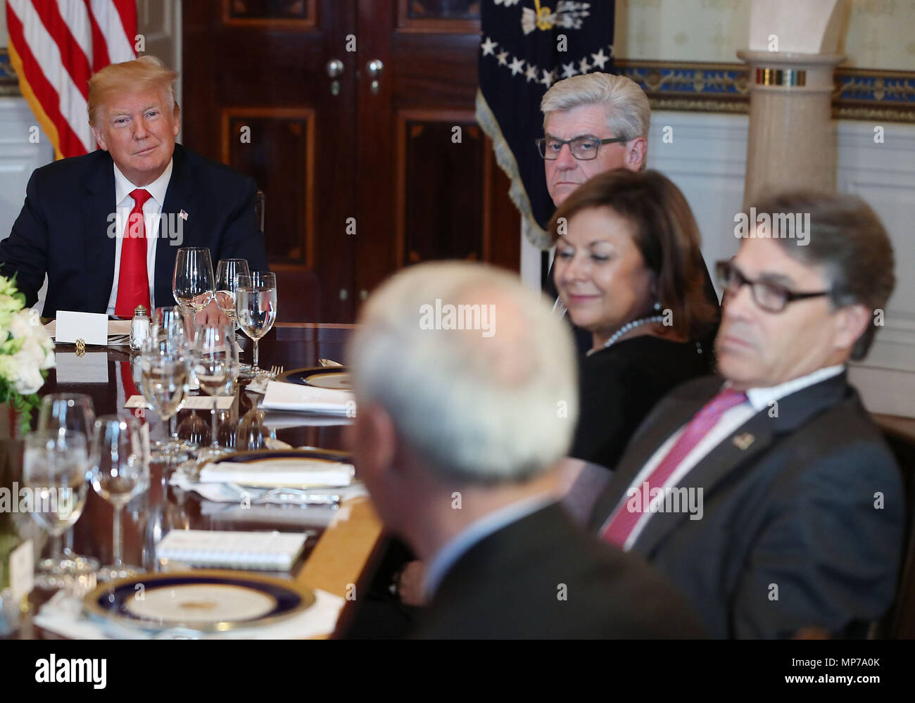 Washington, District of Columbia, USA. 21 Mai, 2018. Us-Präsident Donald Trump hört auf Vergangenheit und Gegenwart Gouverneure über die Sicherheit bei einem Abendessen im Blauen Zimmer im Weißen Haus sprechen am 21. Mai 2017 in Washington, DC. Credit: Mark Wilson/Pool über CNP Credit: Mark Wilson/CNP/ZUMA Draht/Alamy leben Nachrichten Stockfoto