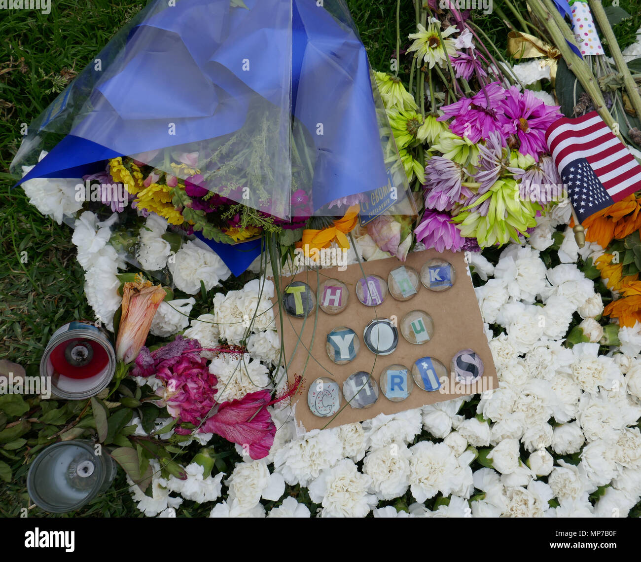 Los Angeles, Kalifornien, USA. 21 Mai, 2018. Einen Überblick über die Atmosphäre der Musiker/Sänger Chris Cornell Grab mit Blumen für den Jahrestag seines Todes gelegt, am 21. Mai 2018 in Hollywood Forever Cemetery in Los Angeles, Kalifornien. Foto von Barry King/Alamy leben Nachrichten Stockfoto