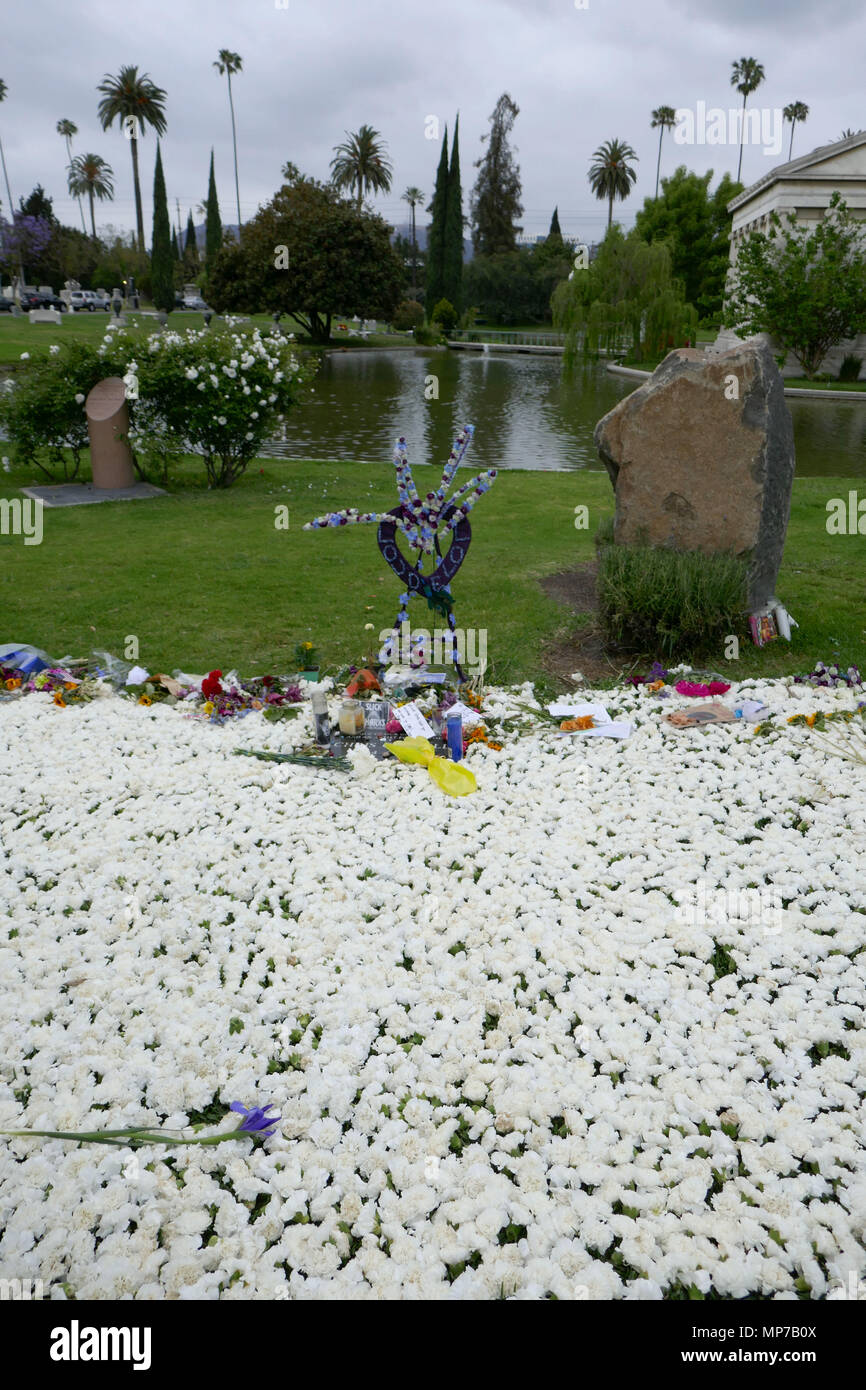 Los Angeles, Kalifornien, USA. 21 Mai, 2018. Einen Überblick über die Atmosphäre der Musiker/Sänger Chris Cornell Grab mit Blumen für den Jahrestag seines Todes gelegt, am 21. Mai 2018 in Hollywood Forever Cemetery in Los Angeles, Kalifornien. Foto von Barry King/Alamy leben Nachrichten Stockfoto
