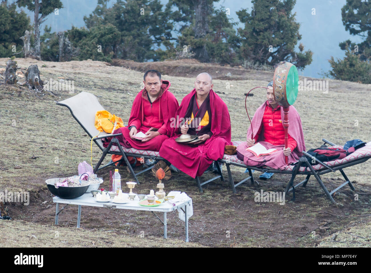 Mönche ein reinigungsritual in der Nähe von Paro, Bhutan Stockfoto