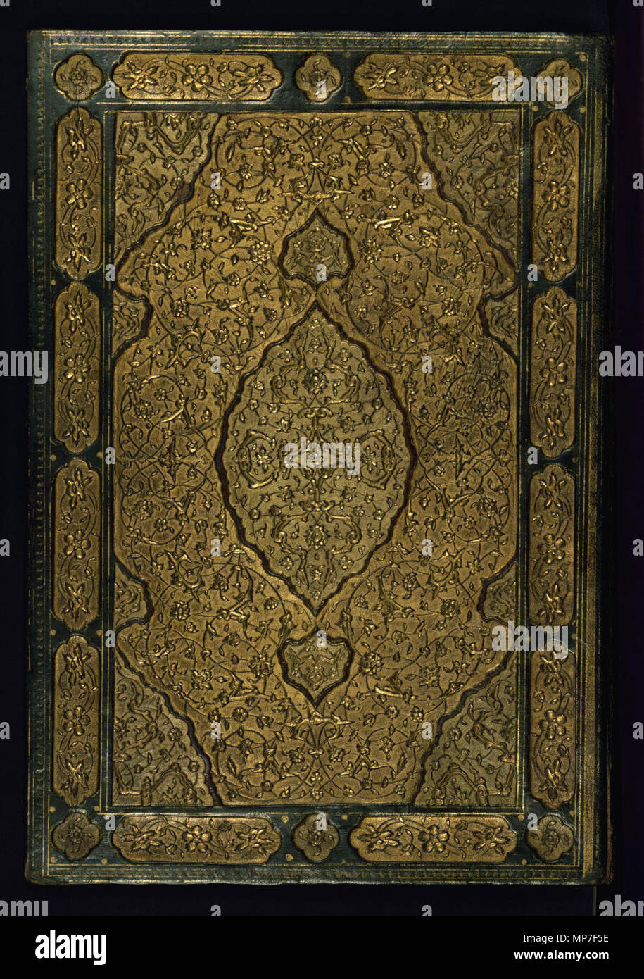 Bindung von zwei Werke von Sa'di: Der Rosengarten (gulistan) und der Obstgarten (bustan). Englisch: Walters Manuskript W. 619 in einem original Leder (mit einer Klappe) gebunden ist. Die Bindung hat Dentelle-Stil Boards und doublures aus braunem Leder mit gold-lackiert filigrane Arbeiten auf einem Multi-farbigen Grund von Blau, Grün, Rot und Schwarz. . 1572 AD (Hijri历 980) (Safawidischen Periode (1501-1722). 676 Islamischen - Bindung von zwei Werke von Sa'di: Der Rosengarten (gulistan) und der Obstgarten (bustan) - Walters W 619 binden - oben außen Stockfoto