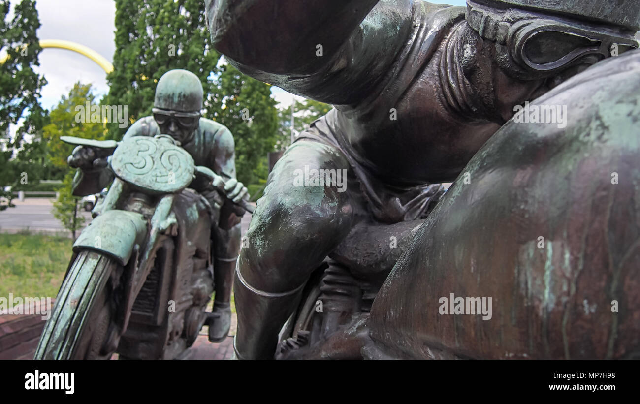 BERLIN, DEUTSCHLAND - 11. AUGUST 2016: Motorradfahrer (Motorradfahrer) Skulptur von Max Esser an der ehemaligen Norden Kurve des legendären AVUS Motorsport cir Stockfoto