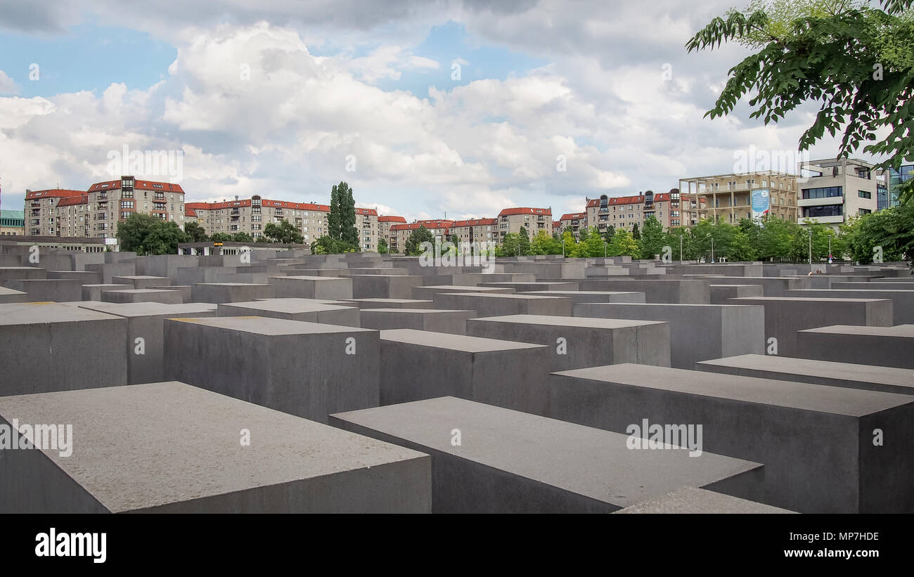 BERLIN, DEUTSCHLAND - 30. JULI 2016: Denkmal für die ermordeten Juden Europas (Holocaust-mahnmal) des Architekten Peter Eisenman und Ingenieur Bur Stockfoto