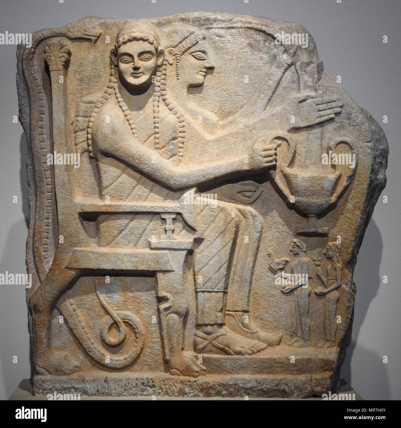 Berlin. Deutschland. Spartan held Relief, Stele mit Helden und Anbeter, von Chrysapha/Sparta (Griechenland), Marmor, um 540 v. Chr.. Altes Museum. Kuppl Stockfoto