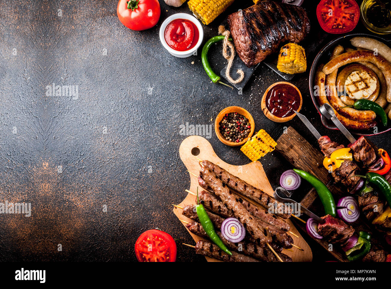 Sortiment verschiedene Barbecue Grill Fleisch, bbq Party fest - Shish Kebab, Würstchen, gegrillten Fleisch Filet, frisches Gemüse, Soßen, Gewürze, dunklen Rusty Stockfoto