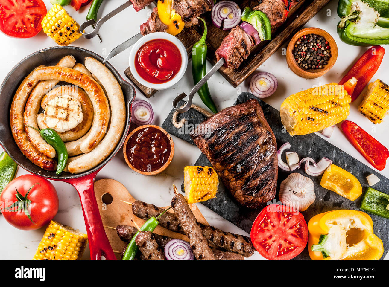 Sortiment verschiedene Barbecue Grill Fleisch, bbq Party fest - Shish Kebab, Würstchen, gegrillten Fleisch Filet, frisches Gemüse, Soßen, Gewürze, weiße Marb Stockfoto