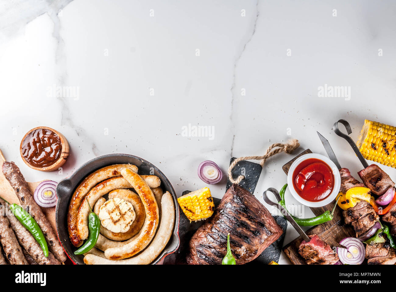 Sortiment verschiedene Barbecue Grill Fleisch, bbq Party fest - Shish Kebab, Würstchen, gegrillten Fleisch Filet, frisches Gemüse, Soßen, Gewürze, weiße Marb Stockfoto