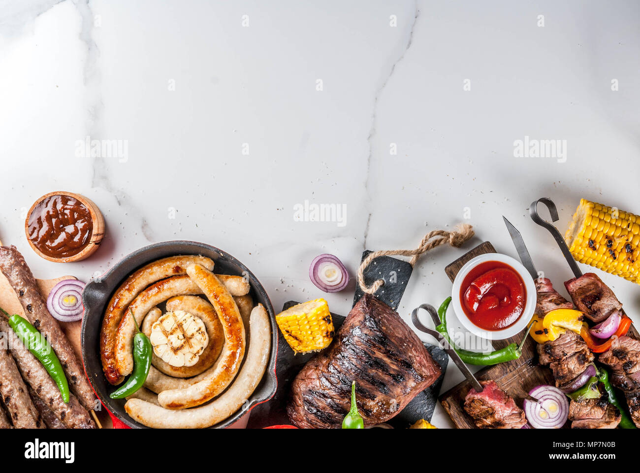 Sortiment verschiedene Barbecue Grill Fleisch, bbq Party fest - Shish Kebab, Würstchen, gegrillten Fleisch Filet, frisches Gemüse, Soßen, Gewürze, weiße Marb Stockfoto