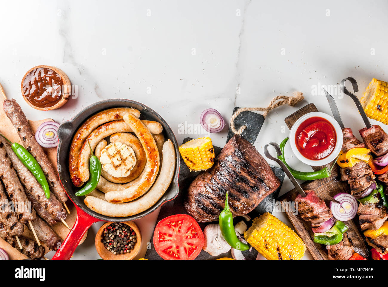 Sortiment verschiedene Barbecue Grill Fleisch, bbq Party fest - Shish Kebab, Würstchen, gegrillten Fleisch Filet, frisches Gemüse, Soßen, Gewürze, weiße Marb Stockfoto