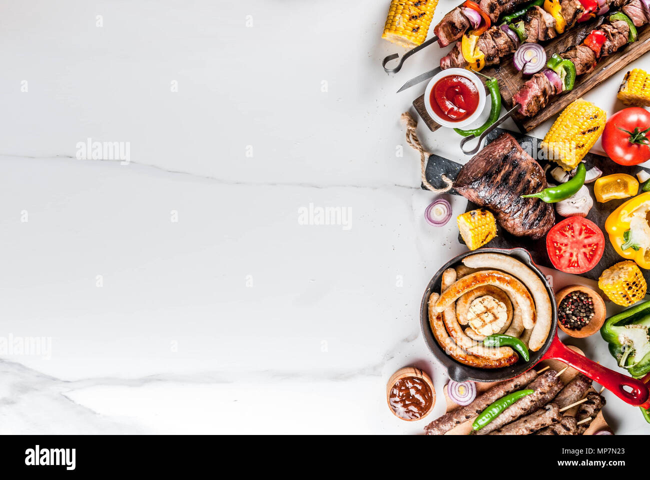 Sortiment verschiedene Barbecue Grill Fleisch, bbq Party fest - Shish Kebab, Würstchen, gegrillten Fleisch Filet, frisches Gemüse, Soßen, Gewürze, weiße Marb Stockfoto