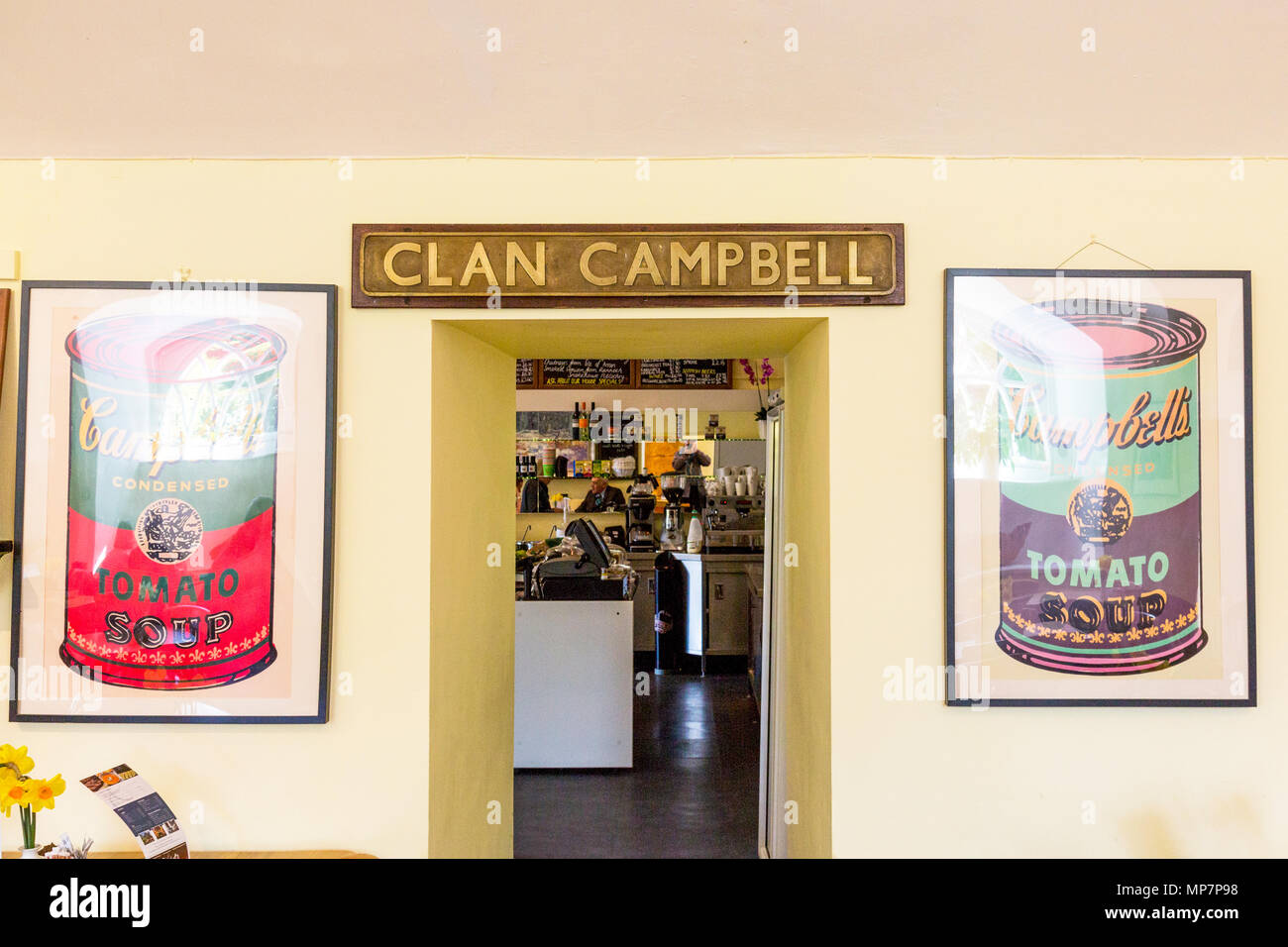 Ein typenschild von einem Ex-BR Dampflok in der Teestube in Inveraray Castle, Sitz des Clan Campbell, Argyll and Bute, Schottland, UK angezeigt Stockfoto