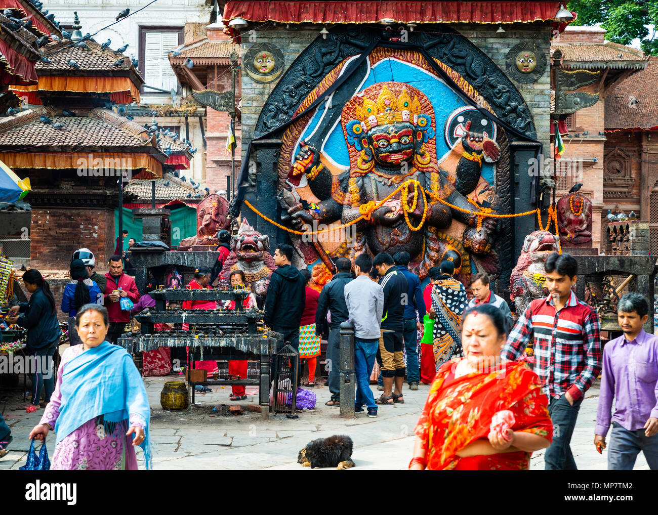 KATHMANDU, Nepal - ca. April 2018: Anhänger verehren Kal Bhairav die Gottheit Shiva in seiner destruktiven Manifestation. Stockfoto