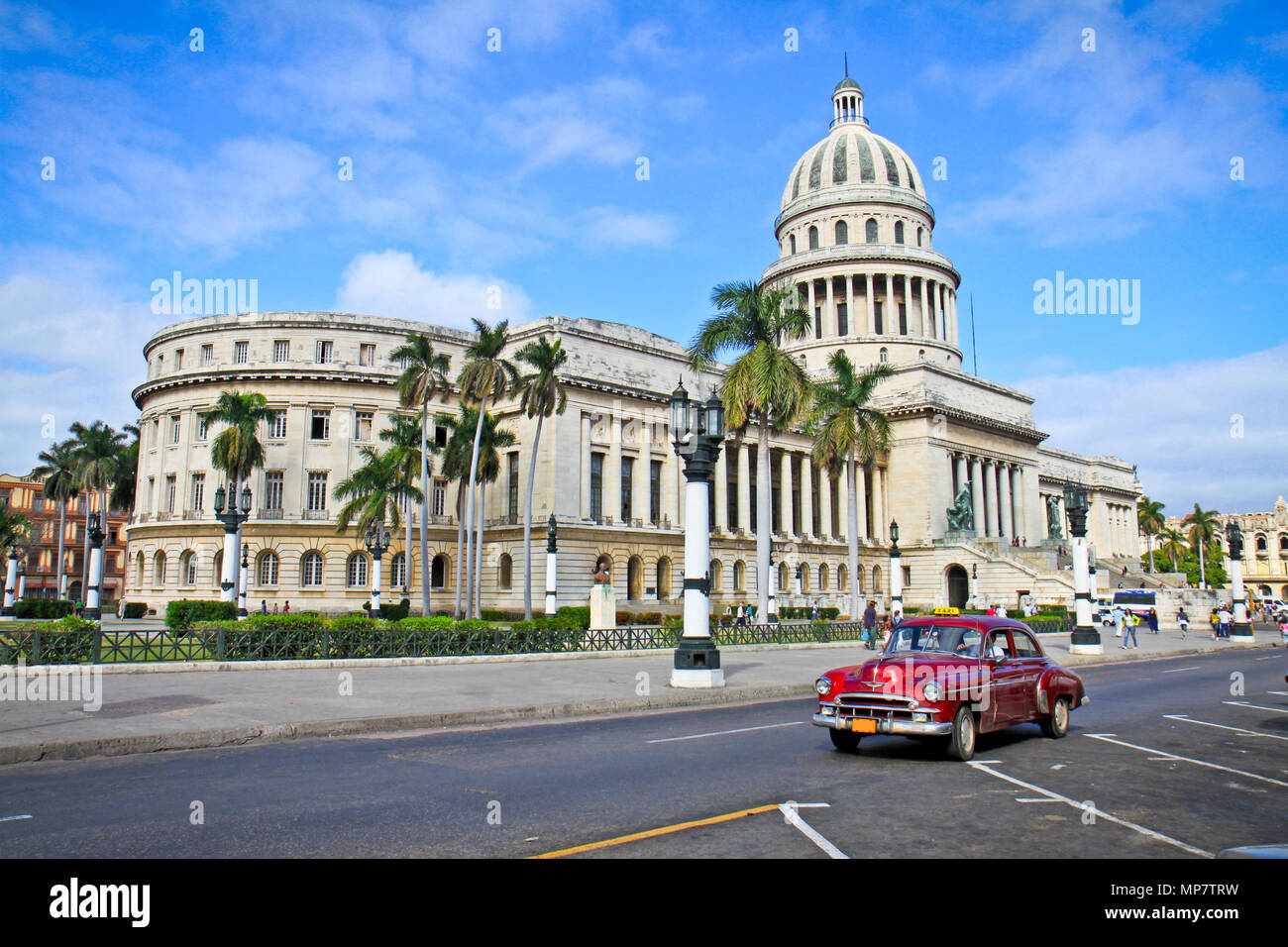 Klassische Autos vor dem Capitol in Havanna. Kubaner Tausende von ihnen halten, selbst wenn Teile nicht für Jahrzehnte gemacht worden und sie haben becom Stockfoto