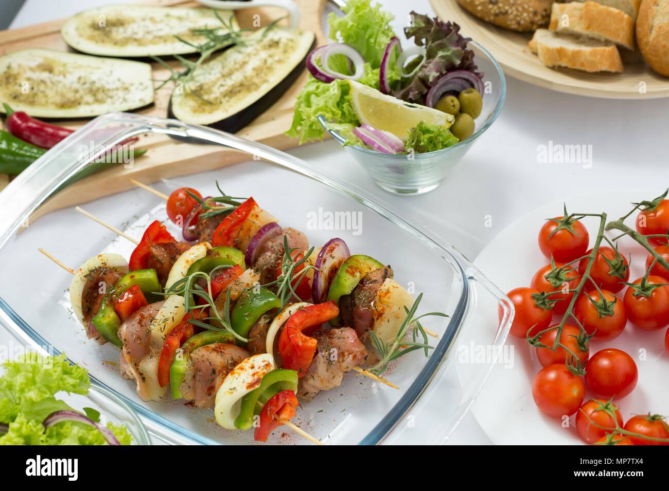 Geschossen von einem Tisch voller Essen Stockfoto
