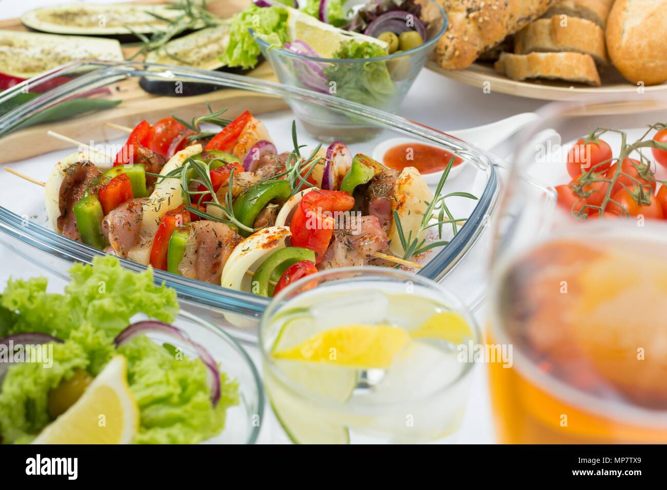 Bereit für Grill - leckeres Essen auf den Tisch Stockfoto