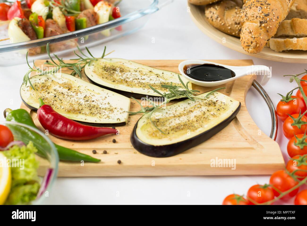 Schuss ein Tisch voller leckeres Essen Stockfoto