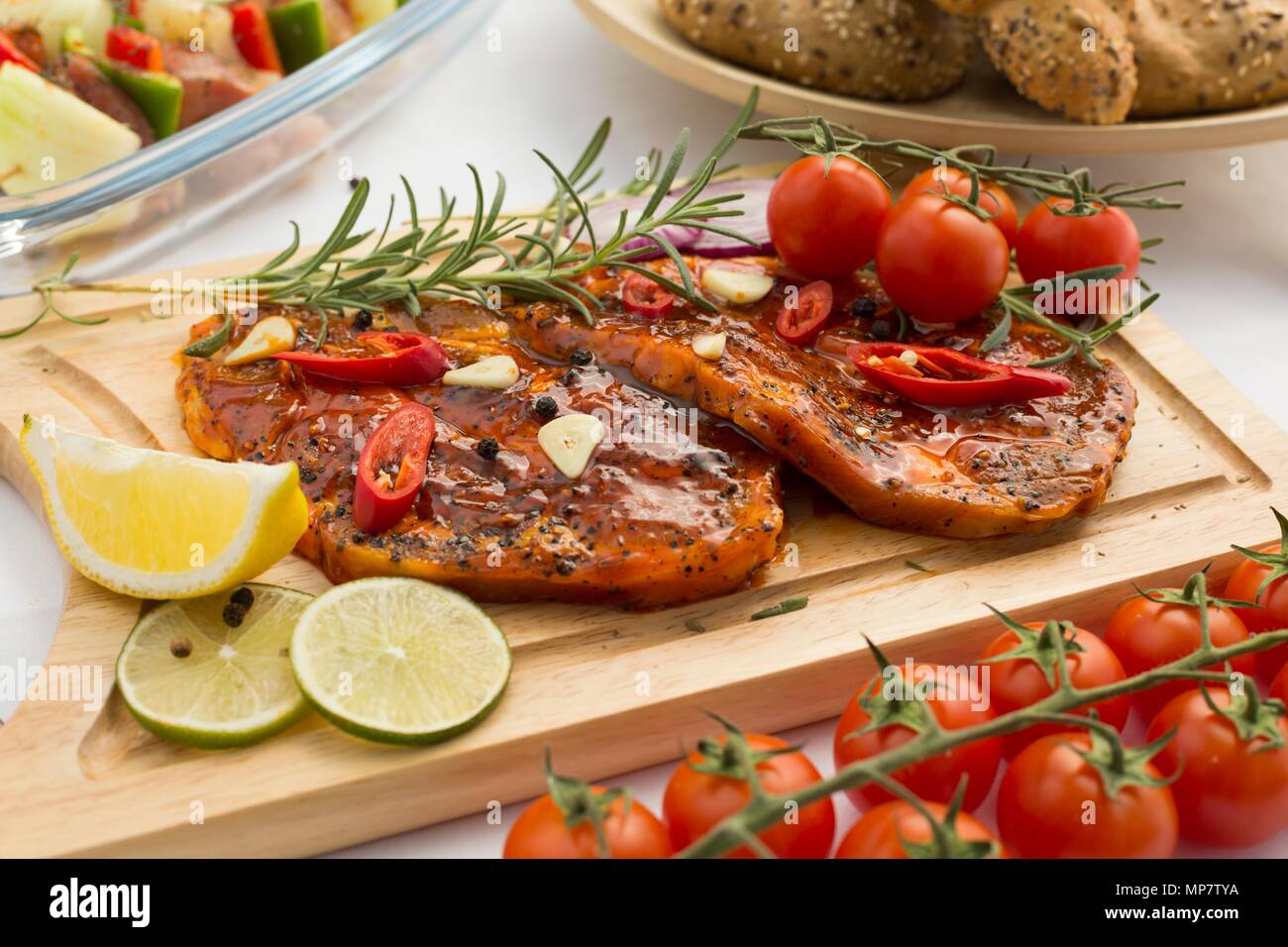 Zwei saftig Koteletts von frischem Schweinefleisch für Grill zubereitet Stockfoto