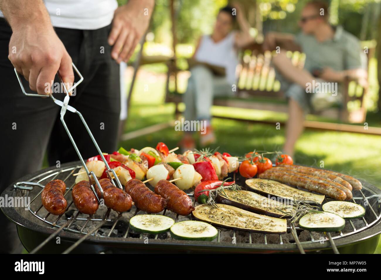 Schuss von einer Gruppe von Freunden ein Grill in Stockfoto