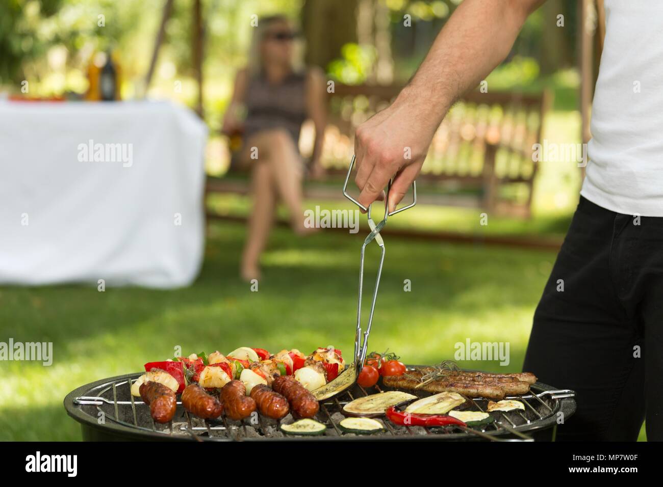 7/8 Bild eines Mannes grillen Essen Stockfoto