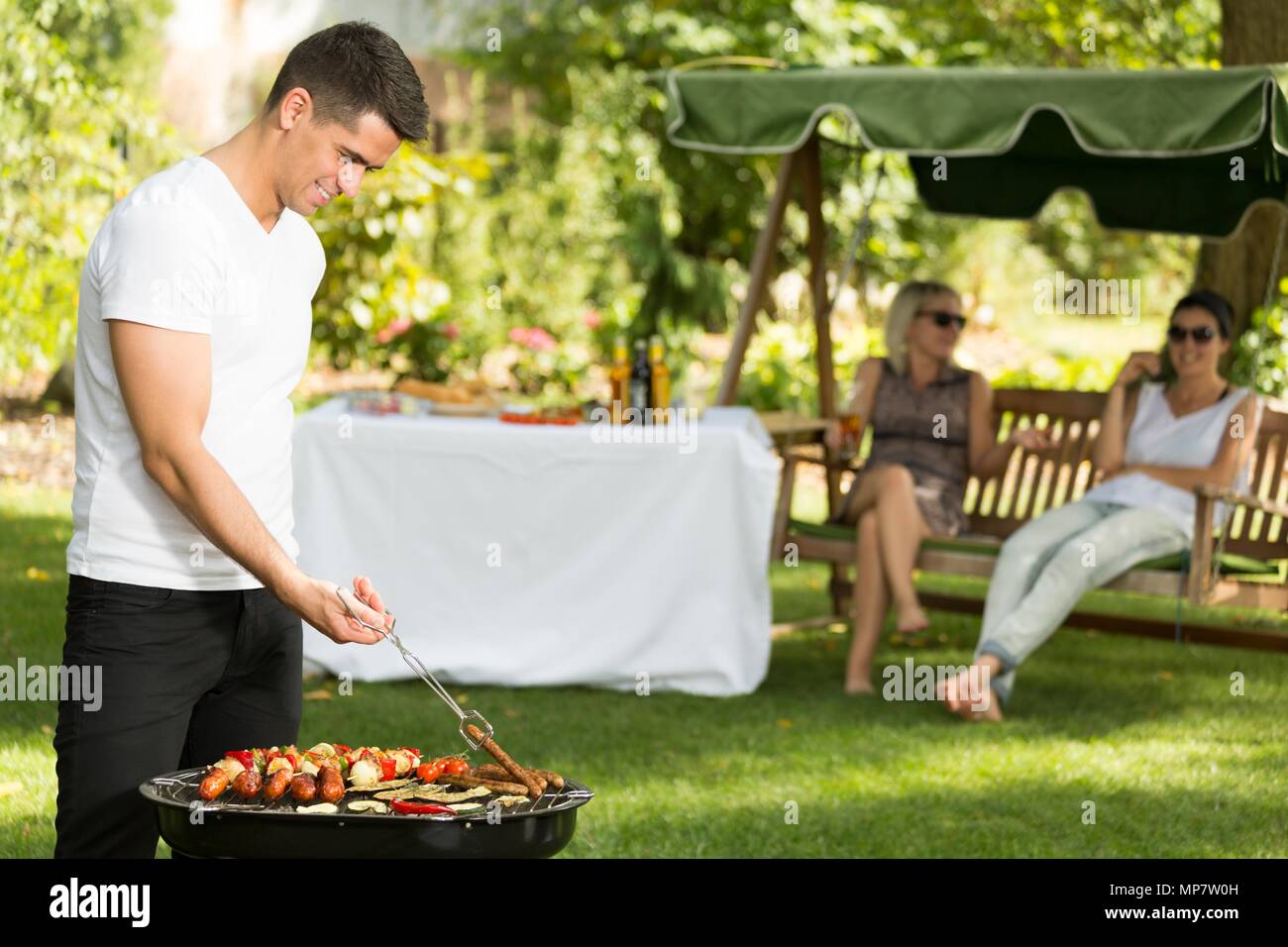 Jungen gutaussehenden Mann und Grill im Sommer am Nachmittag Stockfoto