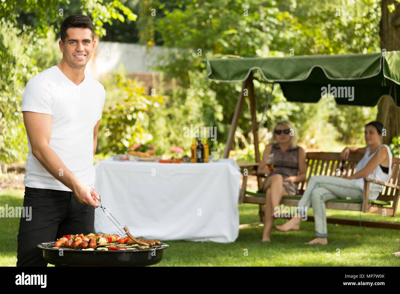 Bild von Grill Chef im Garten Stockfoto