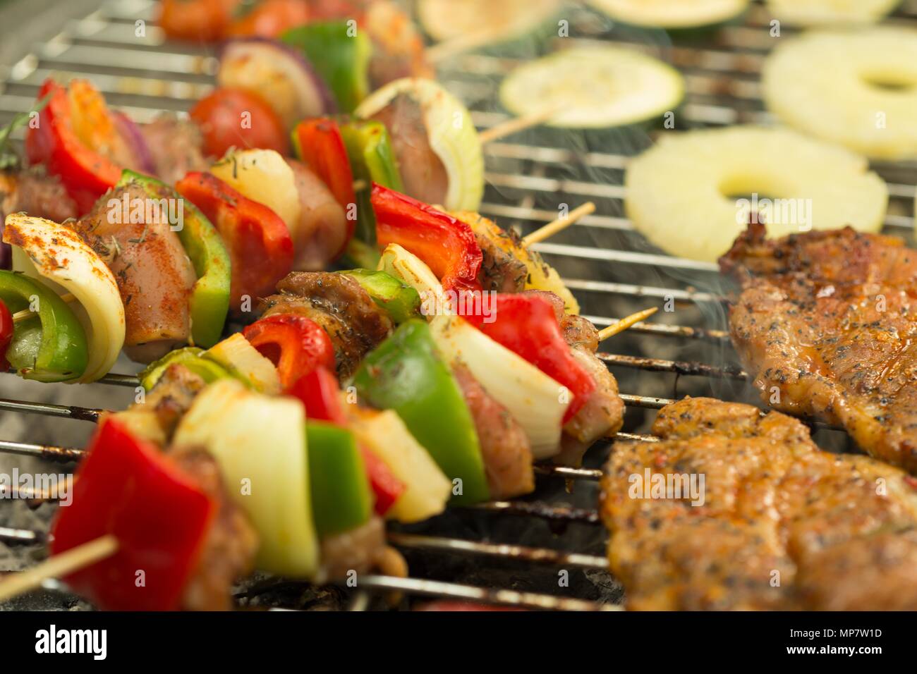 Schuß von leckeren Speisen auf dem Grill vorbereitet wird. Stockfoto
