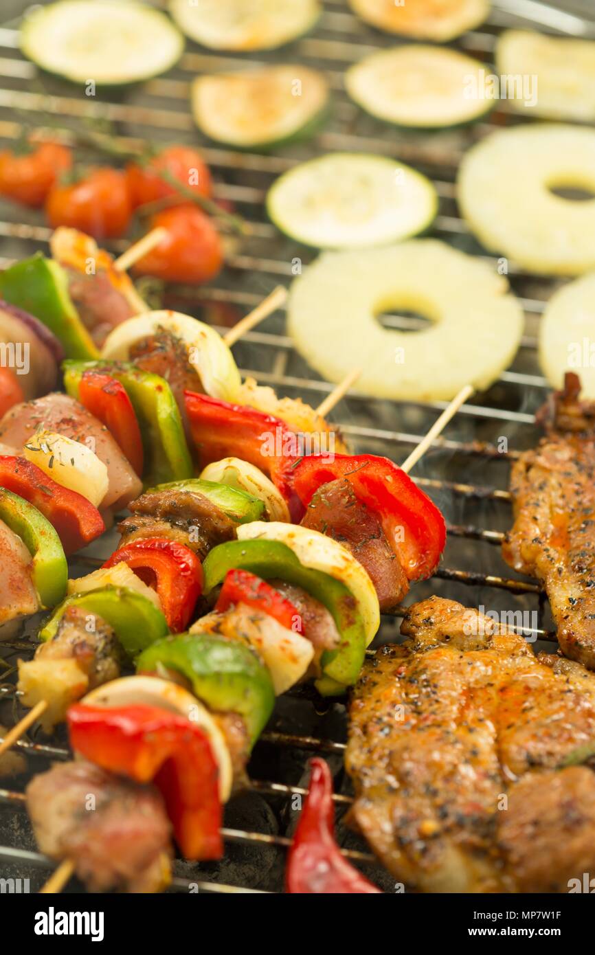 Lecker shashliks mit Gemüse und Fleisch auf den heißen Grill Stockfoto