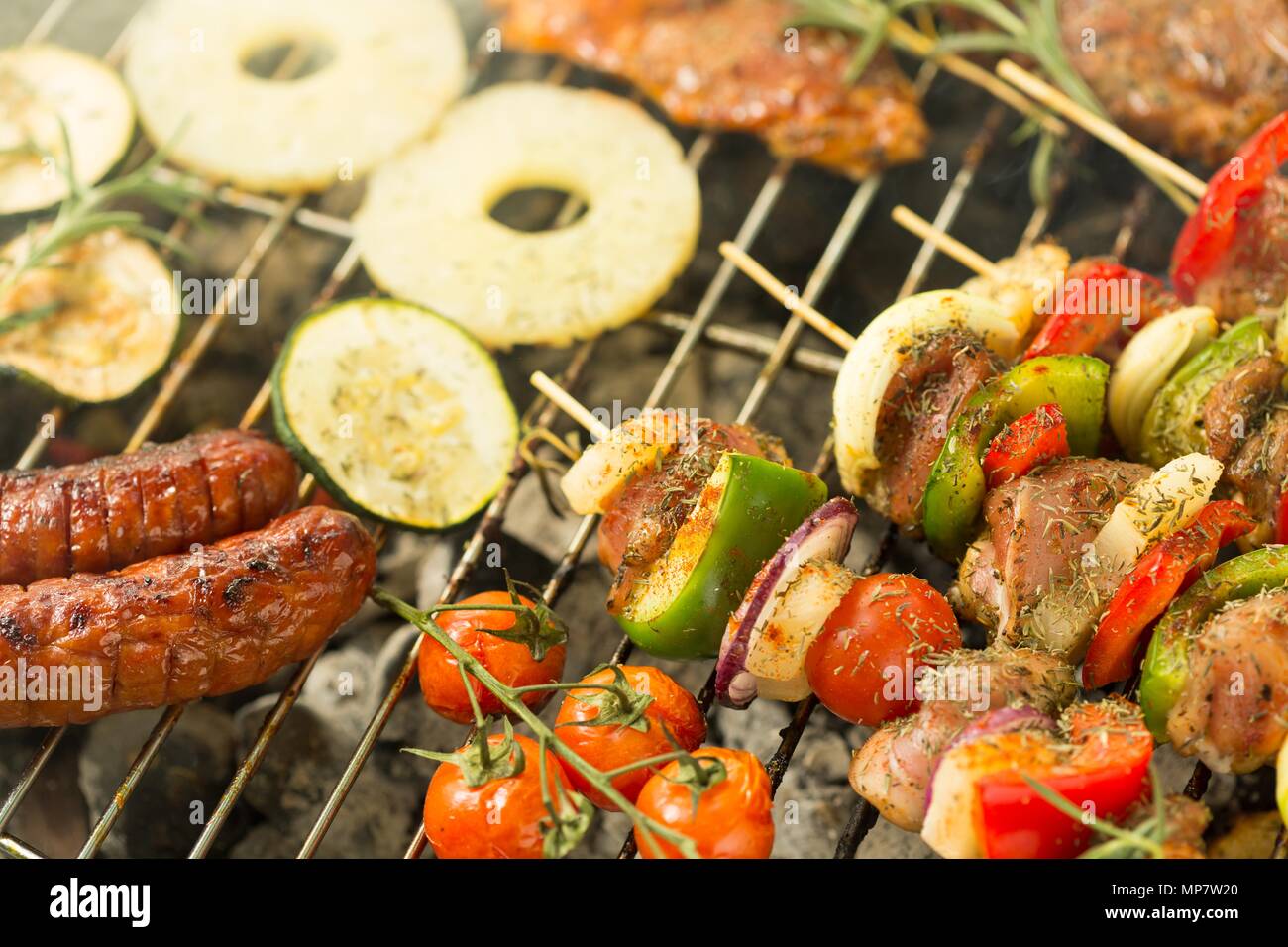 Sommer Grill - verschiedene Speisen auf dem Grill Stockfoto