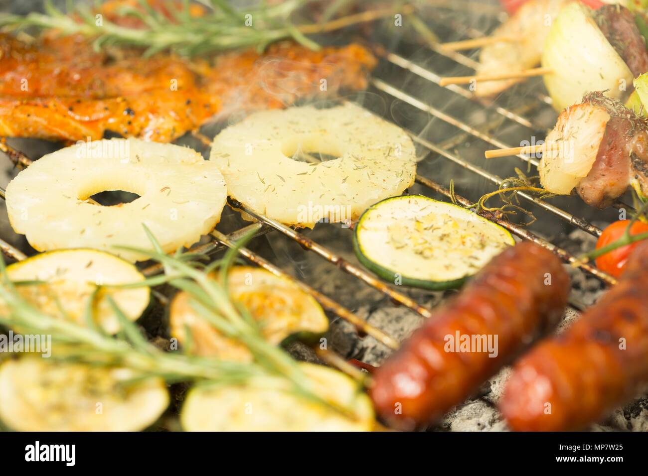 Schuß von köstlichen Speisen auf dem Grill, preared Stockfoto