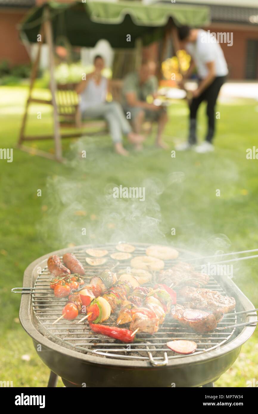 Schuss von einer Gruppe von Freunden ein Grill in Stockfoto