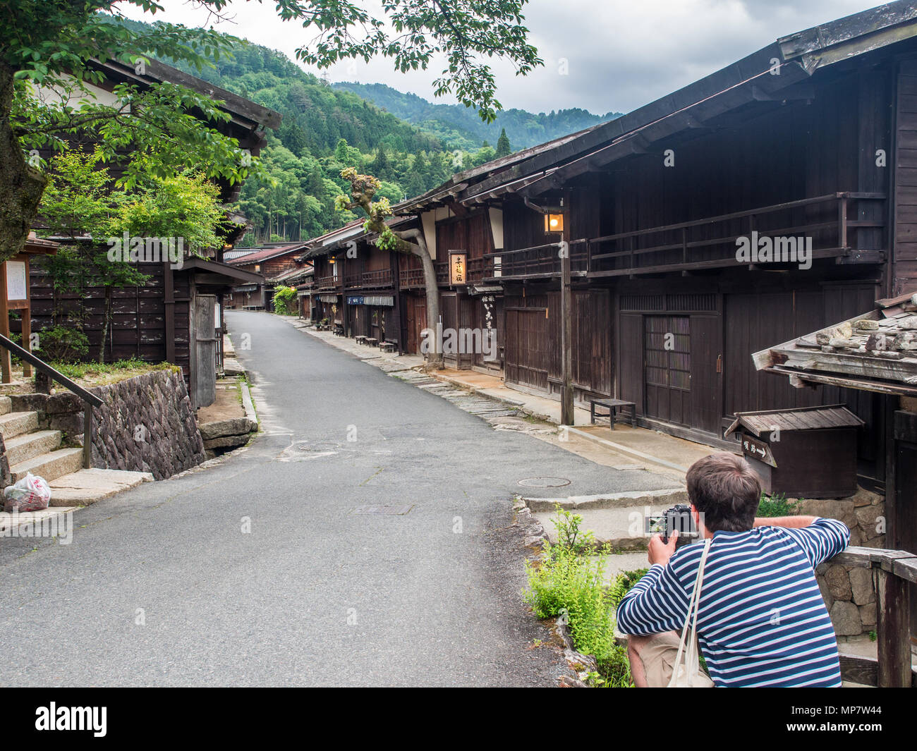 Touristen fotografieren traditionellen Gebäuden, Terashita, Tsumago, nakasendo Highway, Nagano, Japan Stockfoto