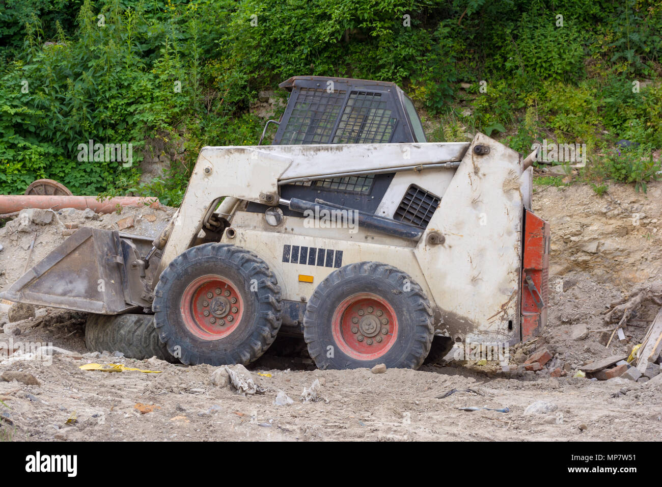 Eine Nahaufnahme von einem weißen Bobcat s550 oder Kompaktlader auf Baustelle. Stockfoto