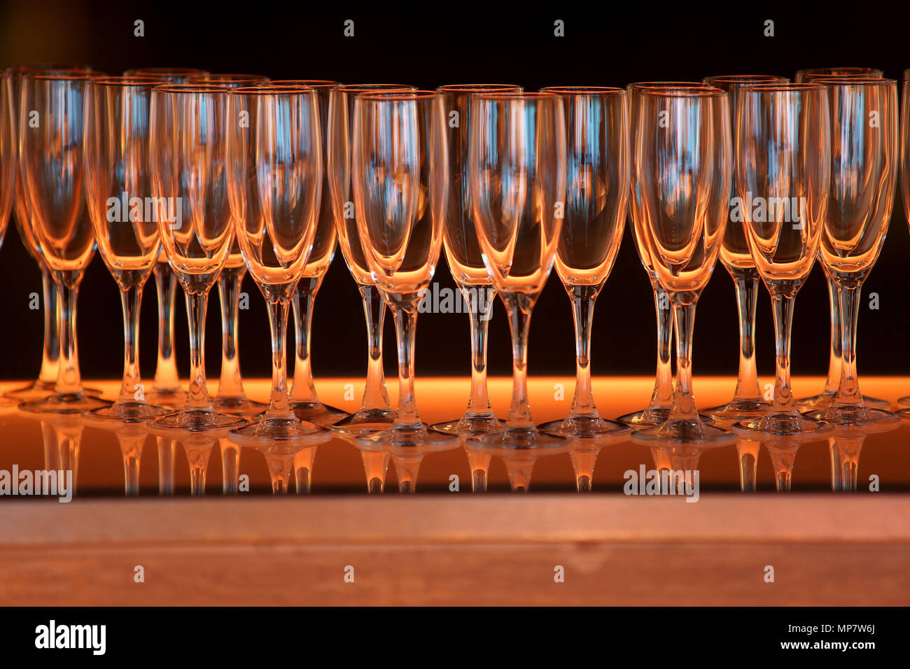 Montreal, Kanada, 14. Mai 2018. Reihe Sektgläser set-up auf Bar bei einem Empfang. Credit: Mario Beauregard/Alamy leben Nachrichten Stockfoto