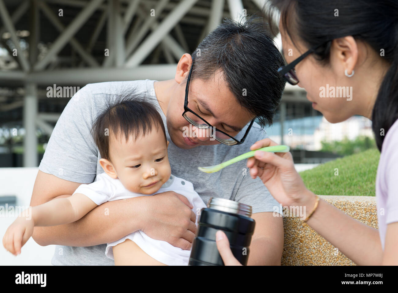 Junge Asiatische chinesische Familie Outdoor Stockfoto