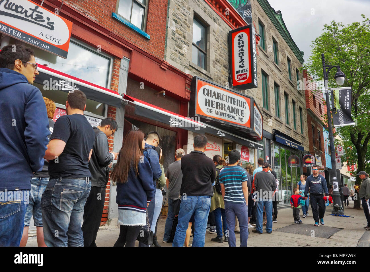 Montreal, Kanada, 20. Mai 2018. die Menschen außerhalb Feinkost Montreal's Wahrzeichen Schwartz. Credit: Mario Beauregard/Alamy leben Nachrichten Stockfoto