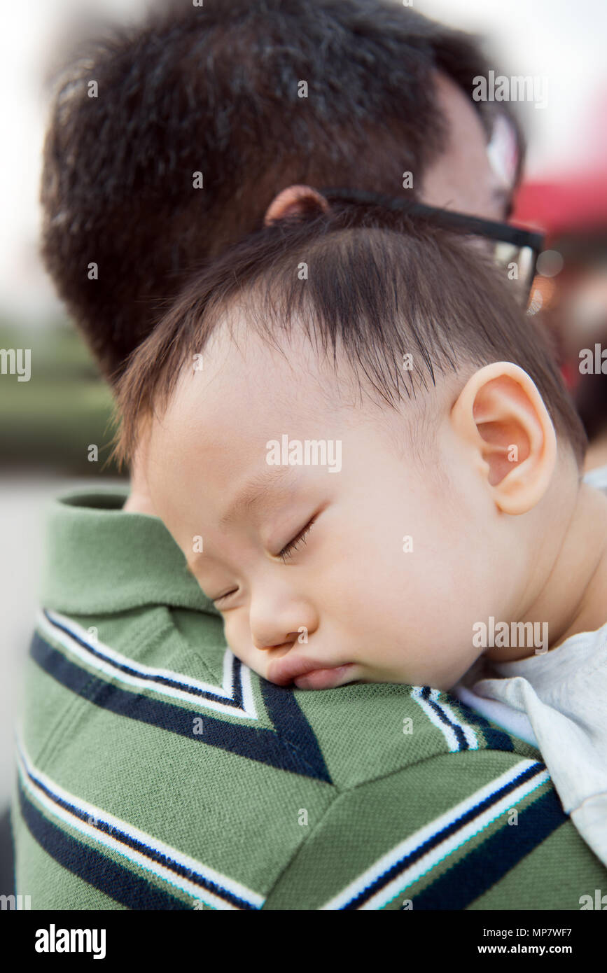 Asiatische baby boy mit seinem Vater Stockfoto