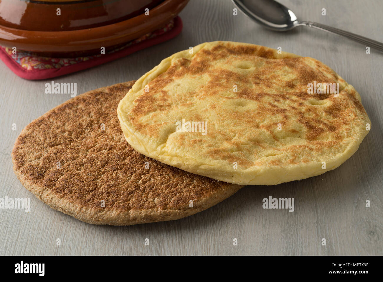 Traditionelle marokkanische frisch gebackene braune und weiße batbot Brot Stockfoto