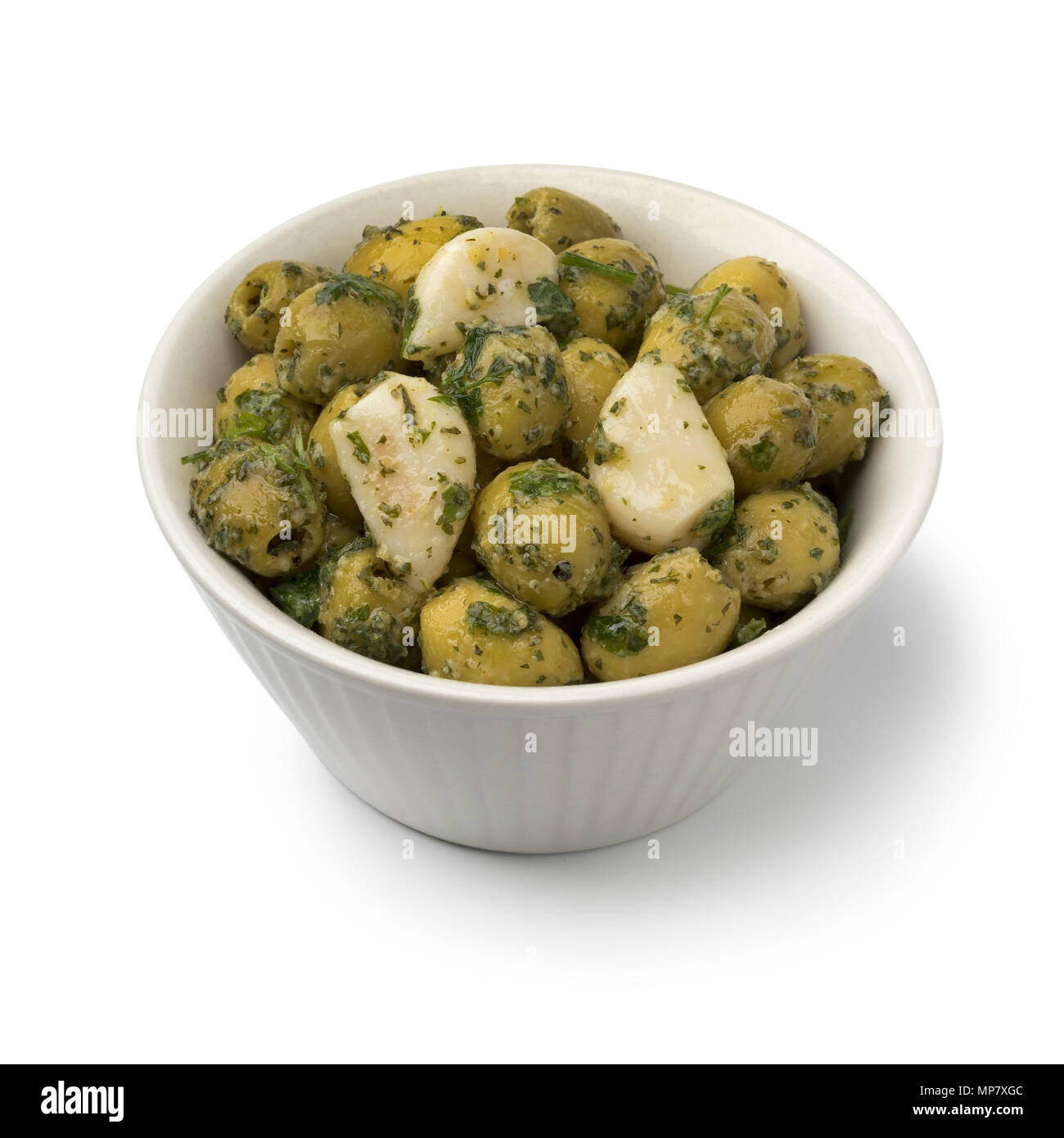 Schüssel mit grünen Oliven, Knoblauch und Koriander als Snack auf weißem Hintergrund Stockfoto