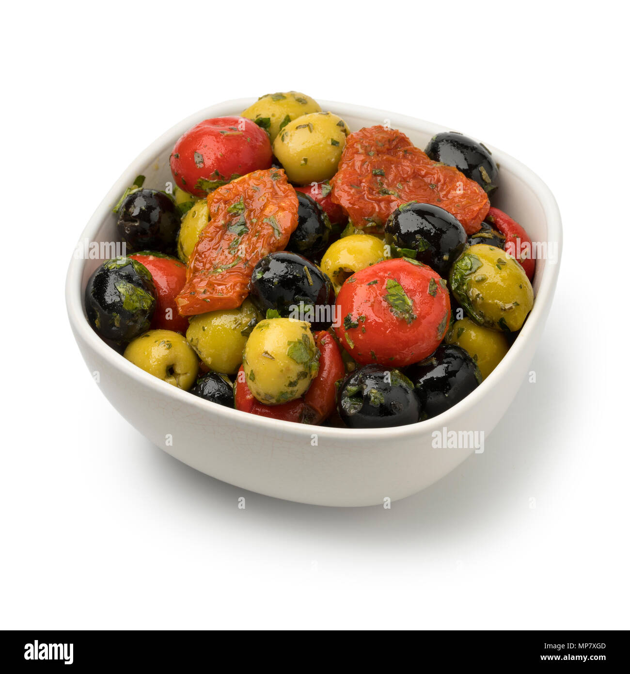 Schüssel mit grünen und schwarzen Oliven, Paprika und Tomaten auf weißem Hintergrund Stockfoto