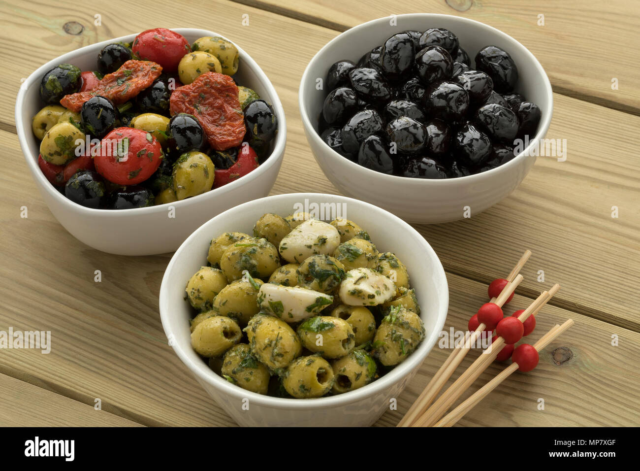 Schalen mit verschiedenen Oliven als Snack und Vorspeise Stockfoto