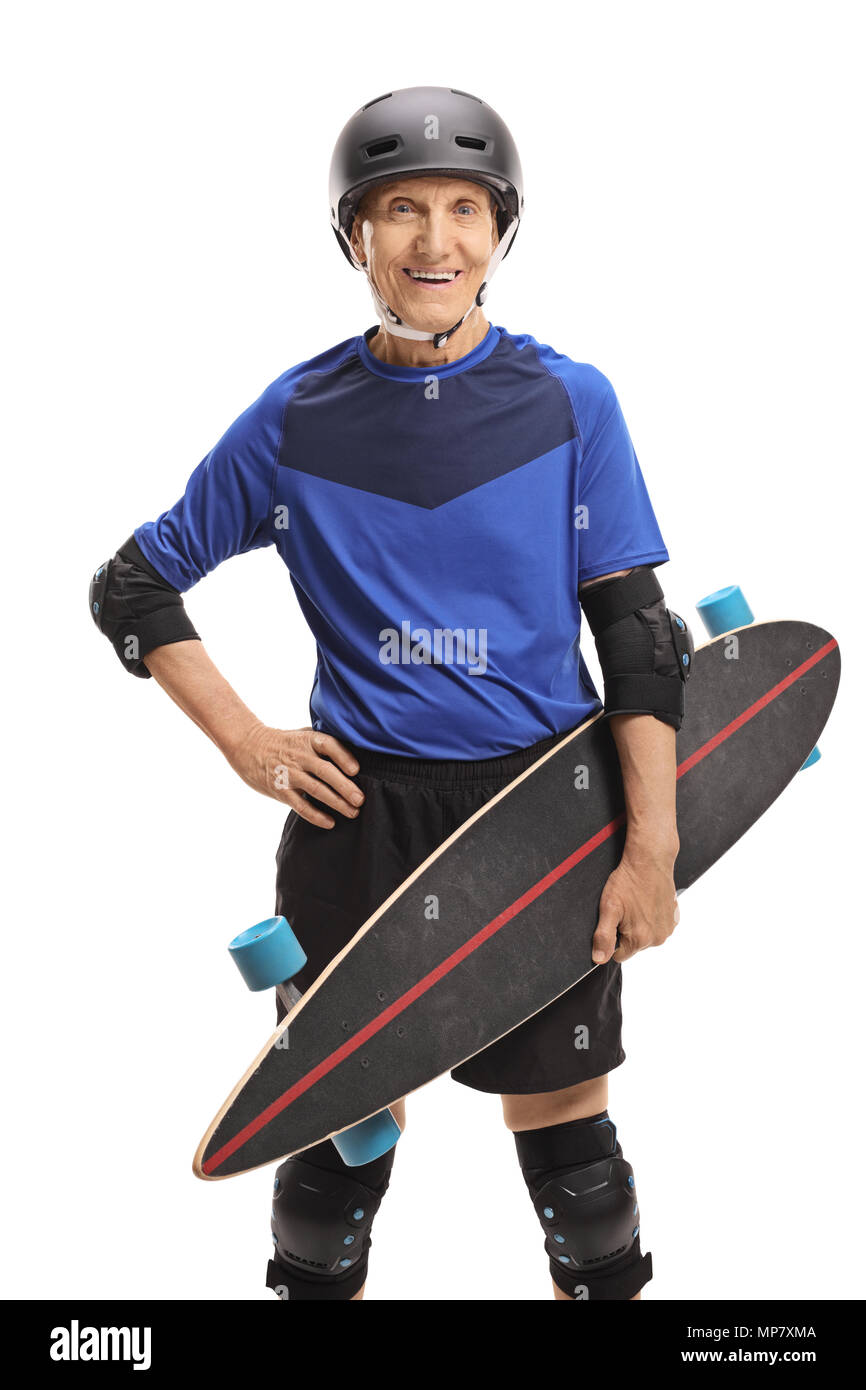 Senior mit einem Longboard und Schutzausrüstungen auf weißem Hintergrund Stockfoto