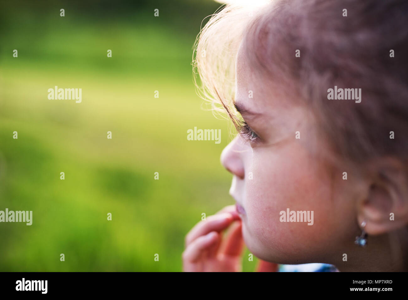 Ein kleines Mädchen in den Garten im Frühling Natur. Kopieren Sie Platz. Stockfoto
