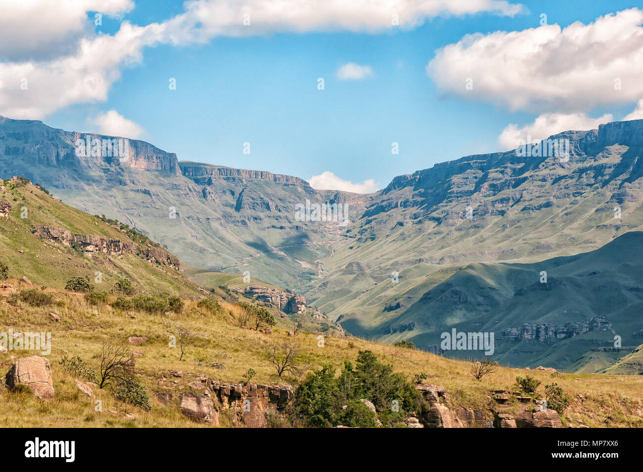 Landschaft auf dem Weg zum Sani Pass Grenzposten in der Nähe von Himeville, in der Provinz Kwazulu-Natal. Die serpentinen der Sani Pass ist sichtbar in der Stockfoto