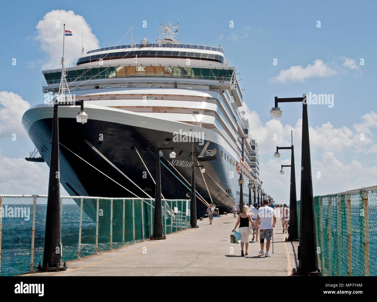 Februar 23, 2015: Insel St. Kitts - Passagiere und der Holland America Line MS Noordam an einem sonnigen Tag Stockfoto