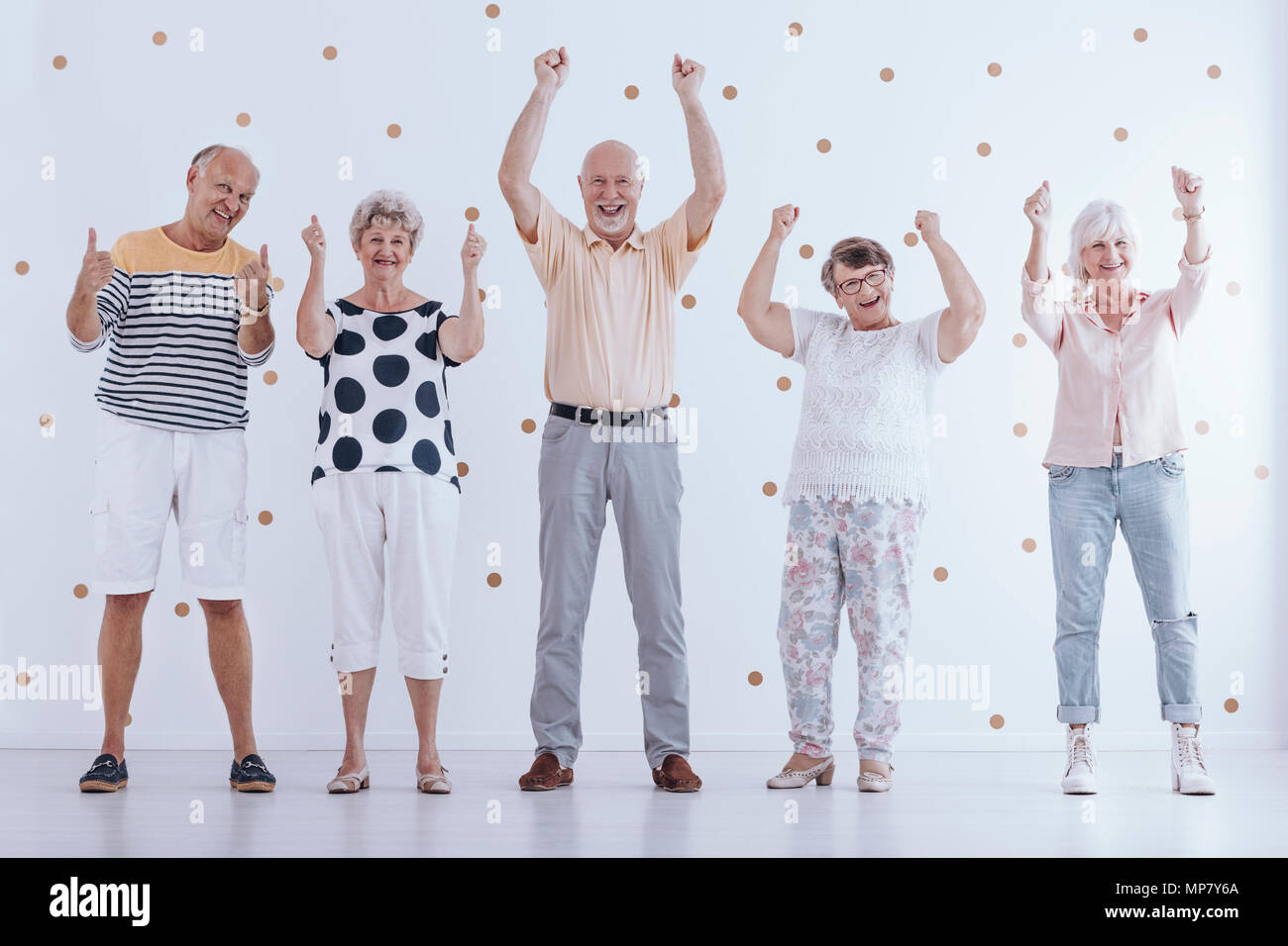 Positive ältere Menschen haben Spaß zusammen. Glückliches Leben im Ruhestand Konzept Stockfoto