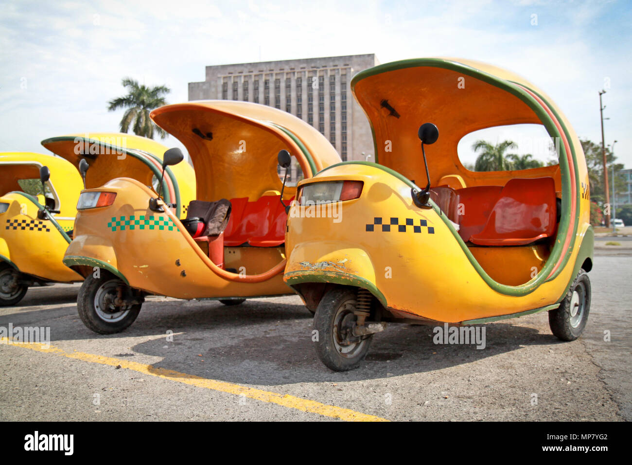 Havanna - Februar 2: Gelb coco Taxi auf REVOLUCION PLAZA am 2. Februar 2010 in Havanna, Kuba Stockfoto