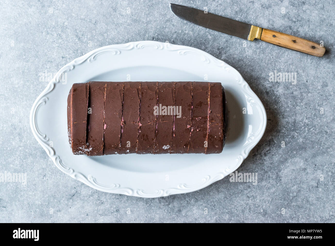 Herzförmige Eis Roll Cake mit Vanille und Schokolade. Dessert Konzept. Stockfoto