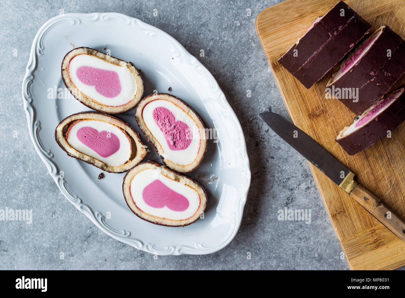 Herzförmige Eis Roll Cake mit Vanille und Schokolade. Dessert Konzept. Stockfoto
