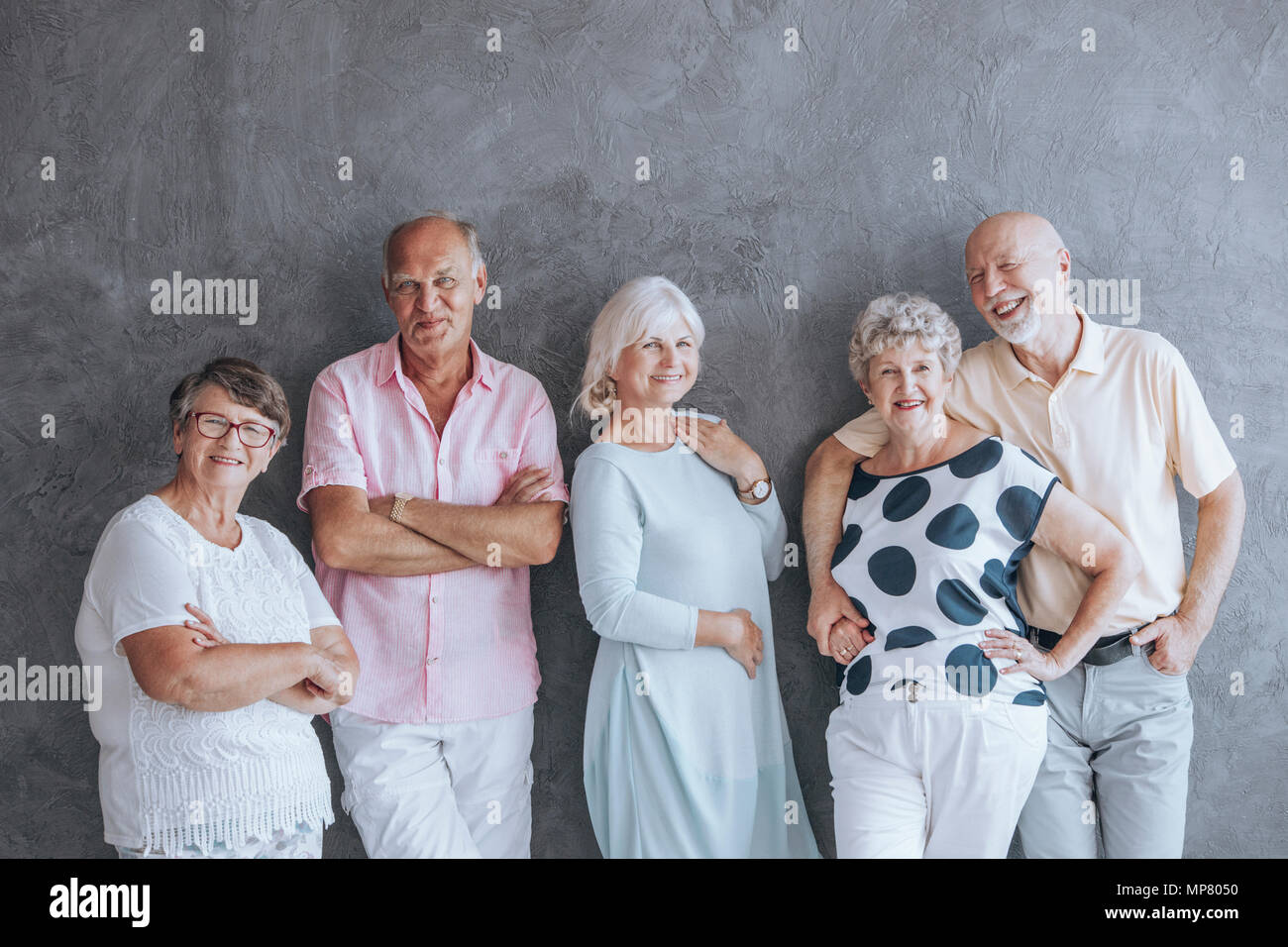 Gerne ältere Menschen in legere Kleidung gegen die Betonwand. Senioren Freundschaft Konzept Stockfoto