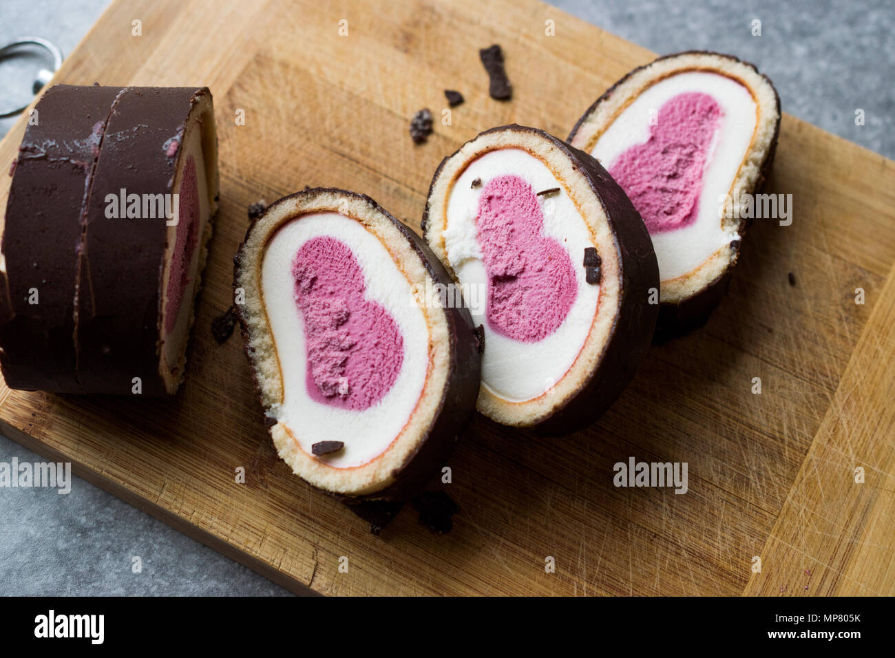 Herzförmige Eis Roll Cake mit Vanille und Schokolade. Dessert Konzept. Stockfoto